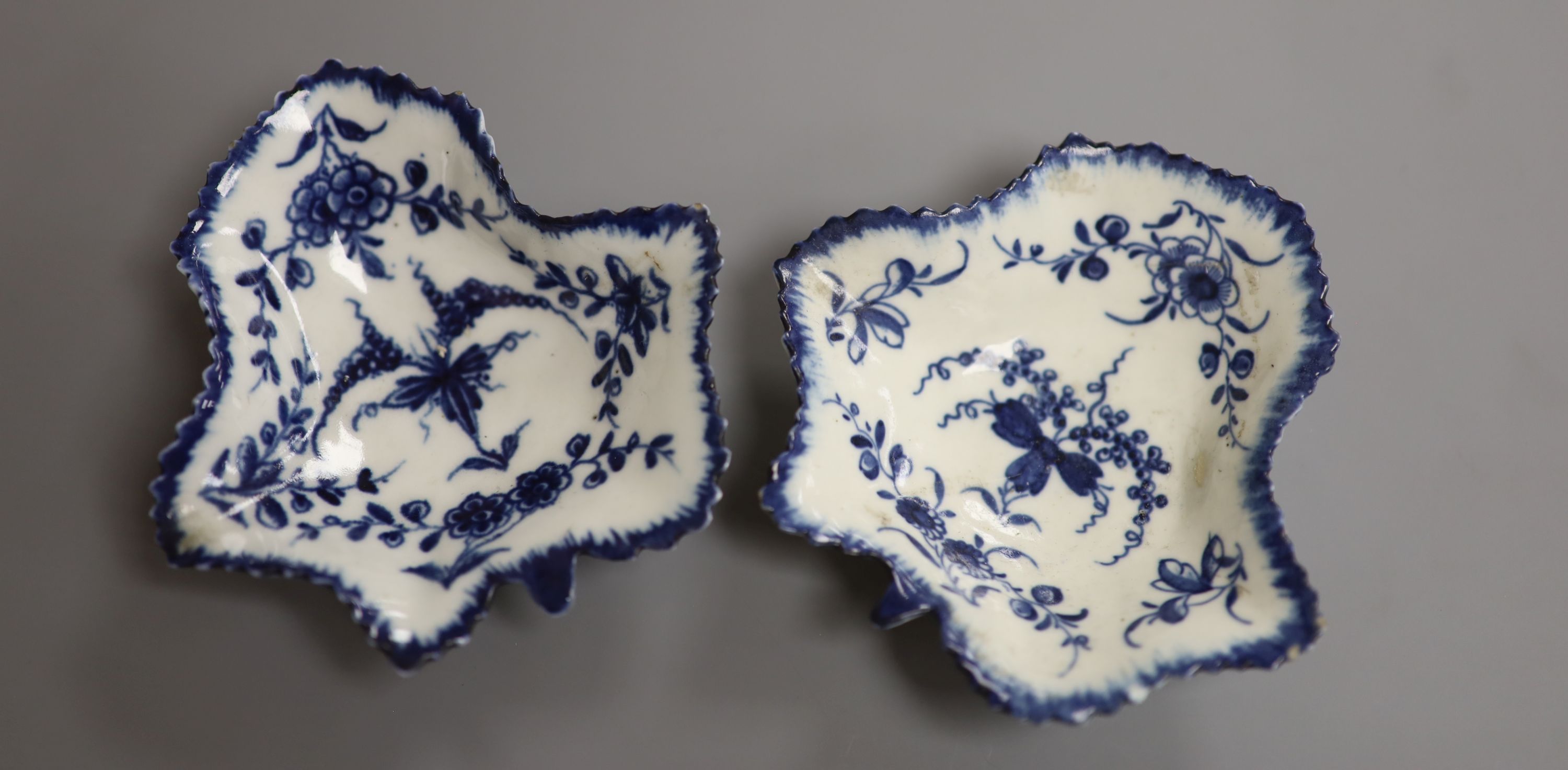 A pair of Worcester leaf shaped pickle dishes, painted with pickle leaf vine pattern, c.1770, length 9cm